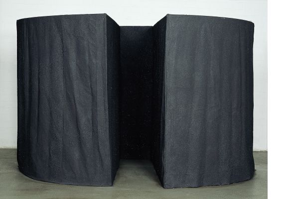 Ohne Titel, 1994 , Stahl , Nessel, Kohlenstaub, 230 x 400 x 400 cm